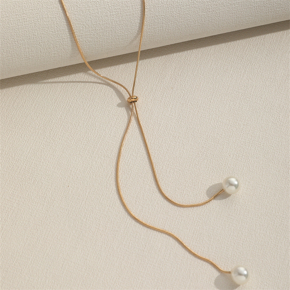 Pull-out  pearl necklace