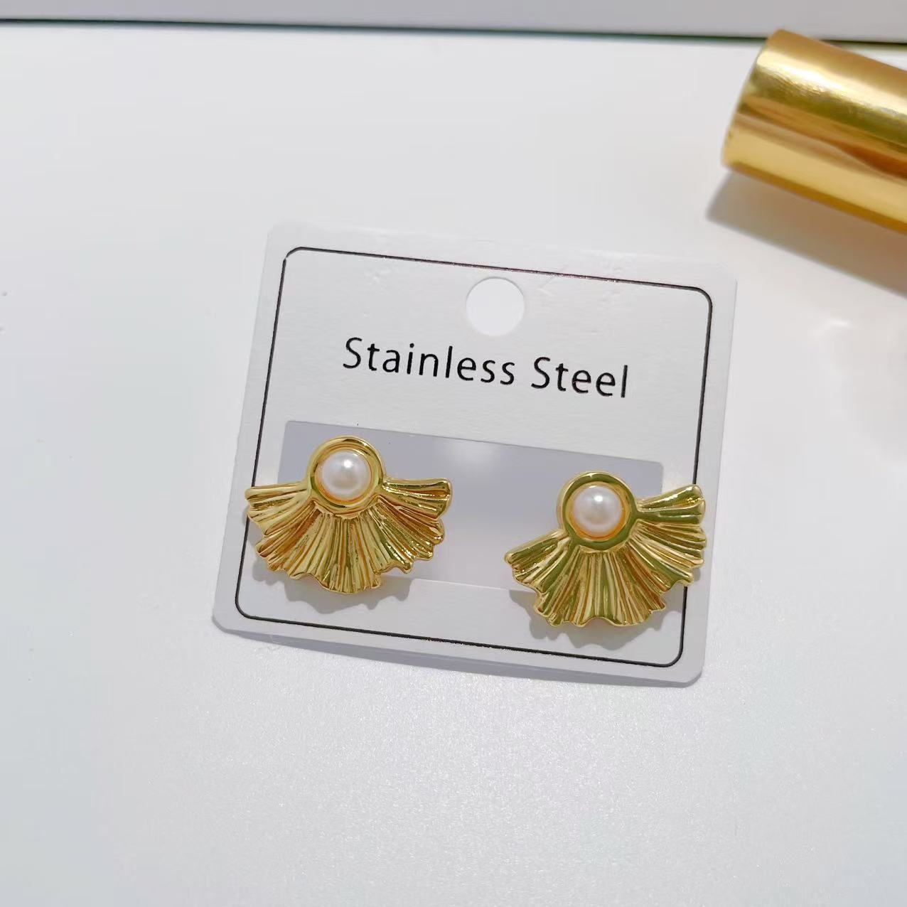 Leaf Pearl Earrings