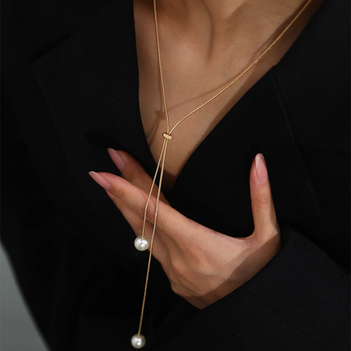 Pull-out  pearl necklace