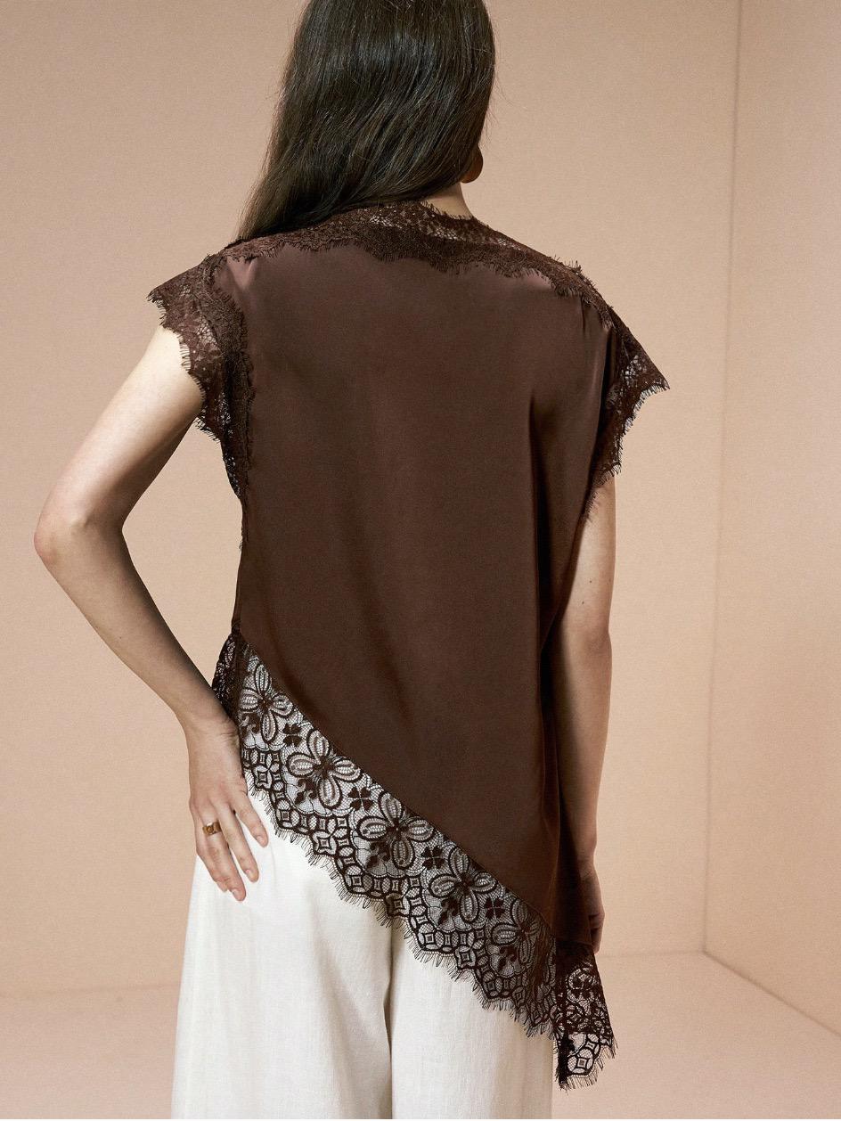 Lace stitching sleeveless top
